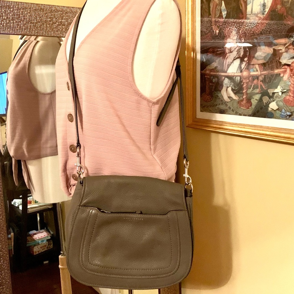 MARC JACOBS Gray leather handbag.